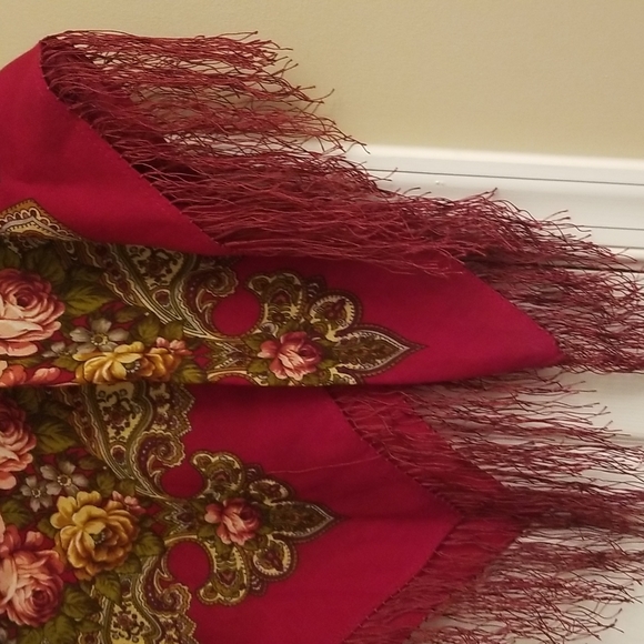 Gorgeous scarf/wrap - Picture 3 of 11